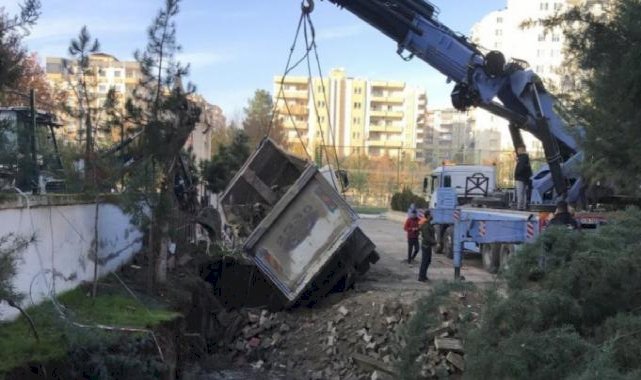 Batman'da okul bahçesinde obruk oluştu, içine kamyon düştü