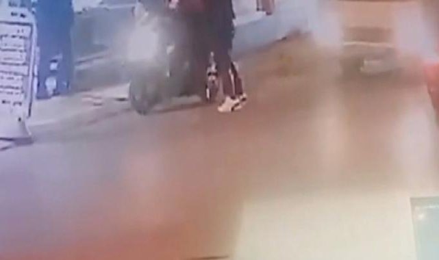 İstanbul'da sokak ortasında kurye şiddeti: Saldırı anı kamerada