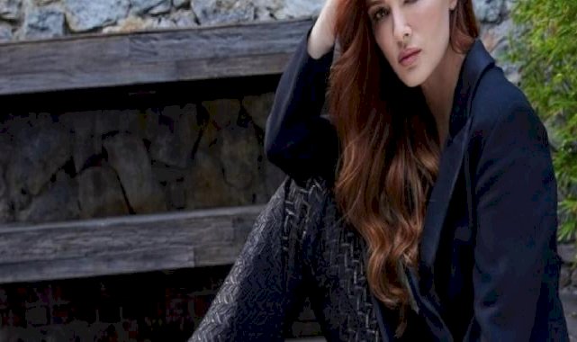 Kırmızı elbise giyen 44'lük güzel Mine Tugay'ın yeni yıl tarzı! Takipçileri yorum yağdırdı