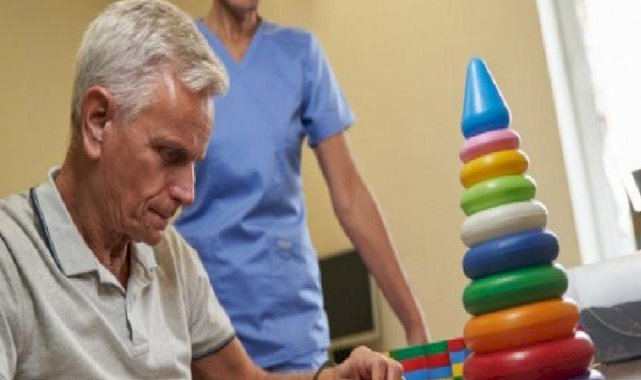 Konuşması bozulan Alzheimer hastaları sosyallikten uzaklaşıyor