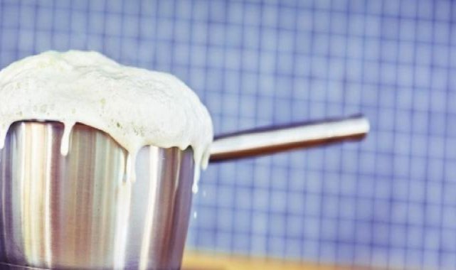 Neden süt aşırı kaynadığında taşıp dökülüyor da su dökülmüyor? İşte bilimin cevabı