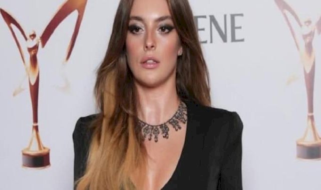 Tarzıyla dikkat çeken Melis Sezen'den asansör pozu