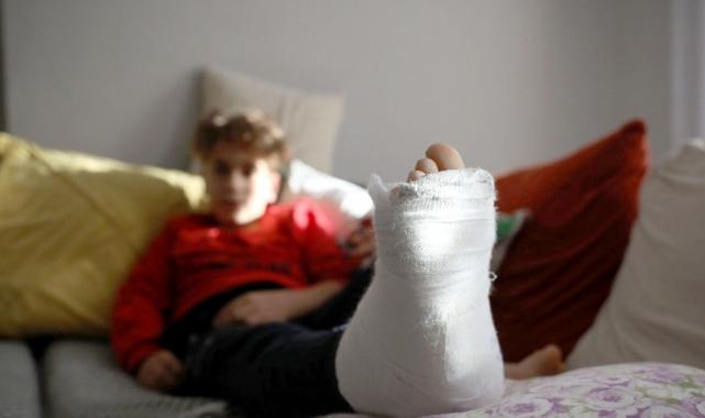 Trabzon'da okulda düşen çocuğun ayağı kartonla sarıldı: İnceleme başlatıldı