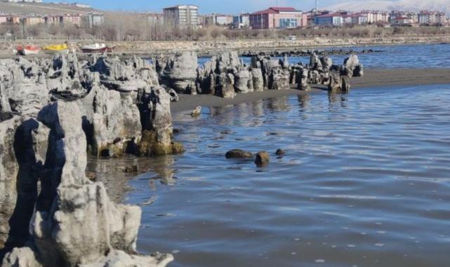Yağışlar çare olmadı! Van Gölü’nde çekilme devam ediyor