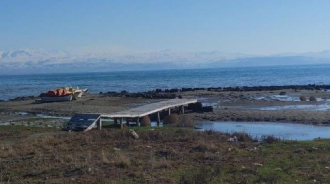 Yağışlar çare olmadı! Van Gölü’nde çekilme devam ediyor