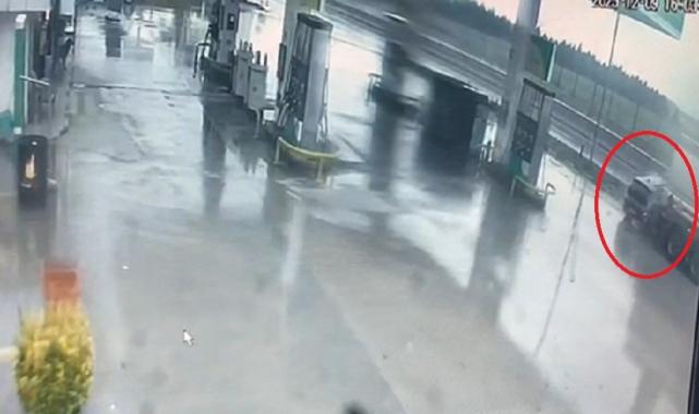 Yalova'da aşırı yağış kaza getirdi! Akaryakıt istasyonunun tabelasına çarpan sürücü öldü