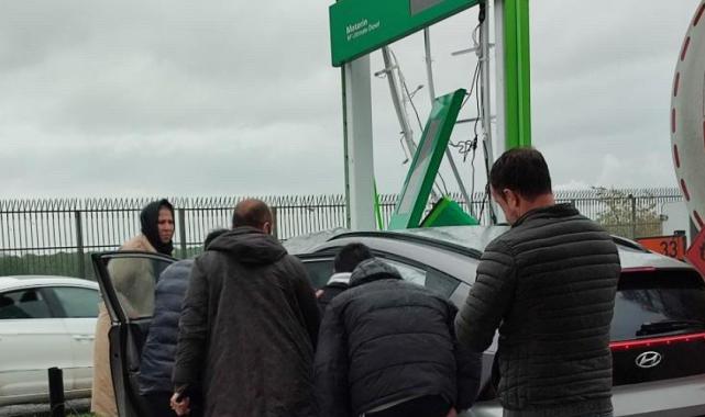 Yalova'da aşırı yağış kaza getirdi! Akaryakıt istasyonunun tabelasına çarpan sürücü öldü