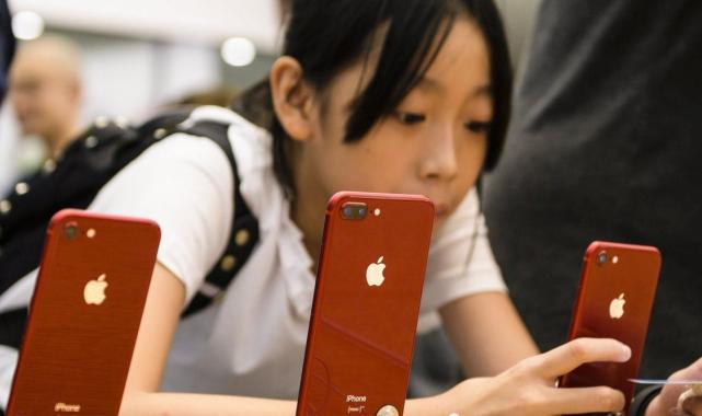 Akıllı telefon tarihinde bir ilk: Apple Çin'de zirveye yerleşti