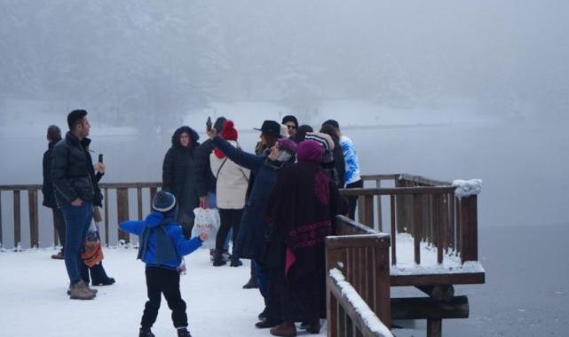 Akın akın! Gölcük Tabiat Parkı'nda tatil yoğunluğu
