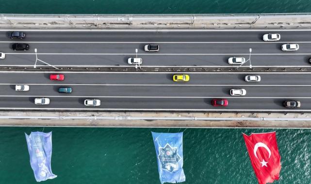 Alper Gezeravcı için 15 Temmuz Şehitler Köprüsü'ne Türk bayrağı asıldı