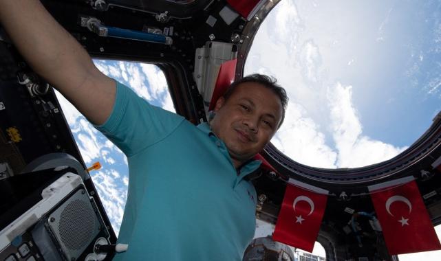 Alper Gezeravcı'dan Uluslararası Uzay İstasyonu’nda Türk bayraklı kareler