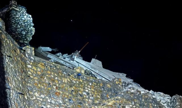 Antalya'yı sağanak vurdu! Önce istinat duvarı ardından 2 katlı inşt halindeki ev çöktü