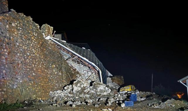 Antalya'yı sağanak vurdu! Önce istinat duvarı ardından 2 katlı inşt halindeki ev çöktü