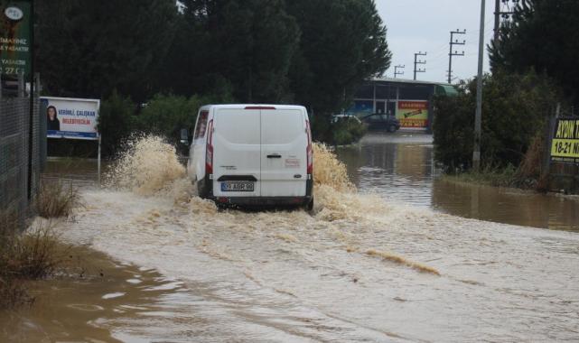 Aydın'da göle dönen yolda düşen plakasını aradı