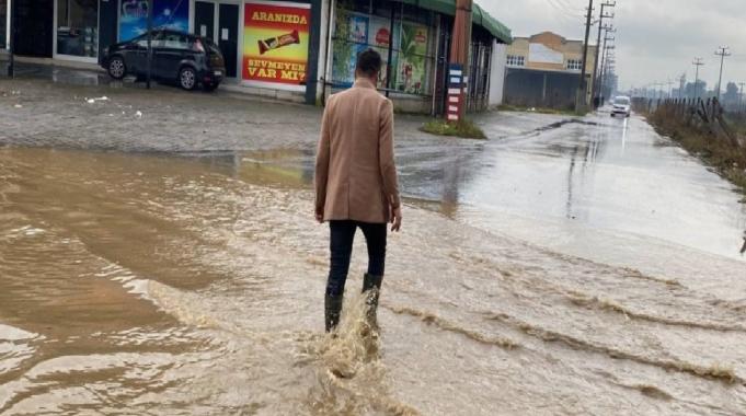 Aydın&#039;da göle dönen yolda düşen plakasını aradı
