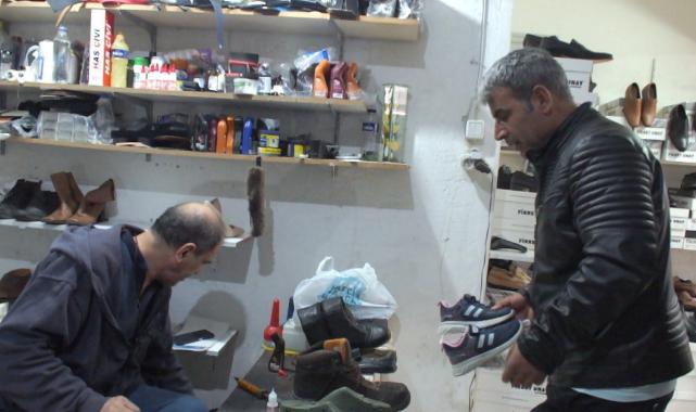 Balıkesirli ayakkabı tamircisinin yoğun mesaisi: Bir dakika boş vaktimiz yok