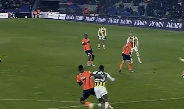 Başakşehir - Fenerbahçe maçının tartışmalı pozisyonları: Hakem yorumcuları son dakika penaltısına ne dedi
