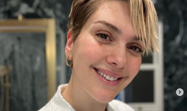 Bergüzar Korel, Londra'daki yeni evinin banyosunda poz verdi! Boznozlu pozlarına yorum yağdı