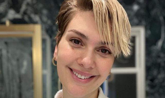 Bergüzar Korel, Londra'daki yeni evinin banyosunda poz verdi! Boznozlu pozlarına yorum yağdı