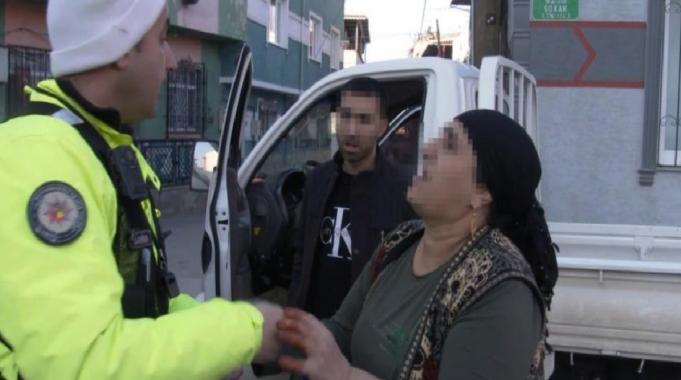 Bursa'da ehliyetsiz sürücü pazara çıkarken yakalandı: 'Ayağını öpeyim ceza yazma'