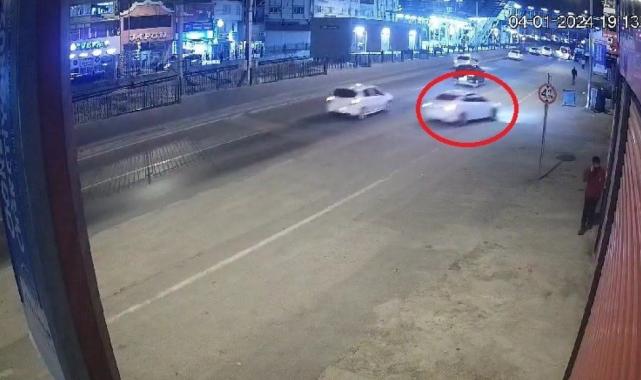 Bursa'da kontrolden çıkan otomobil, dükkana daldı