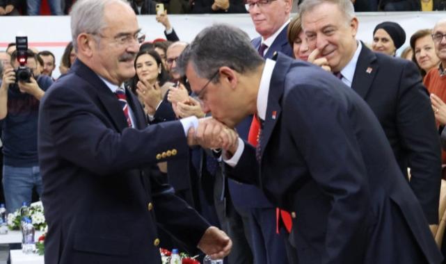 CHP Genel Başkanı Özgür Özel Yılmaz Büyükerşen'in elini öptü