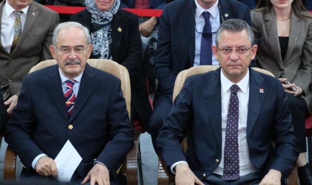 CHP Genel Başkanı Özgür Özel Yılmaz Büyükerşen'in elini öptü