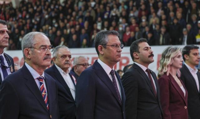 CHP Genel Başkanı Özgür Özel Yılmaz Büyükerşen'in elini öptü