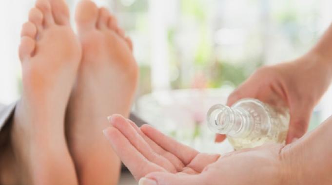 Doktorlar bile şaşkın! Ayaklara çay ağacı yağı dökmenin etkisi...