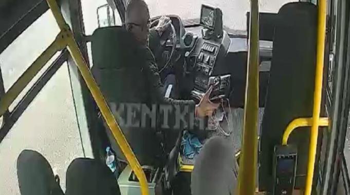 Düzce'de otobüs şoförünün dikkati sayesinde para dolu çanta sahibine ulaştı