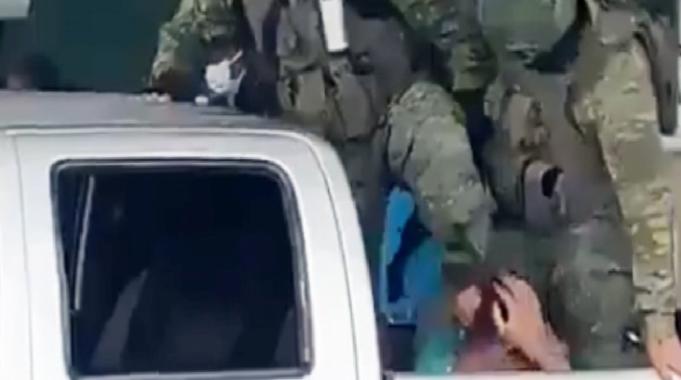 Ekvador'da çete üyelerine sert müdahale: Tekmeyle vurdular