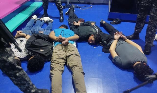 Ekvador'da iç karışıklık! Silahlı grup canlı yayını bastı