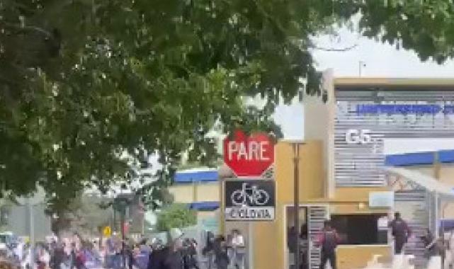 Ekvador'da iç karışıklık! Silahlı grup canlı yayını bastı