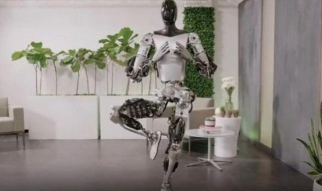 Elon Musk'ın Tesla robotu bu kez tişört katladı