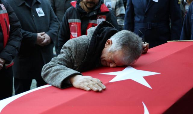 Eskişehirli şehidin cenazesinde yürek dağlayan anlar: Asker gözyaşlarına boğuldu...