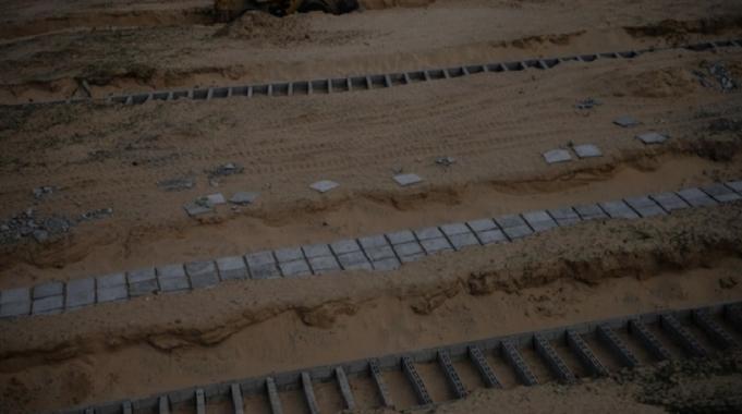 Gazze&#039;de 40 kişi, Nasır Hastanesi yerleşkesinde defnedildi