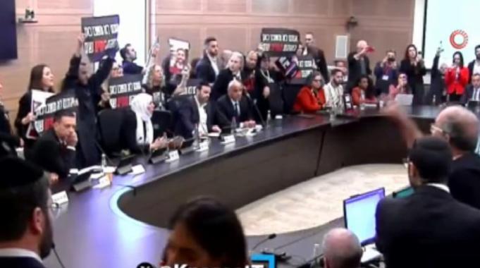 İsrailli esirlerin yakınları, parlamentoyu bastı