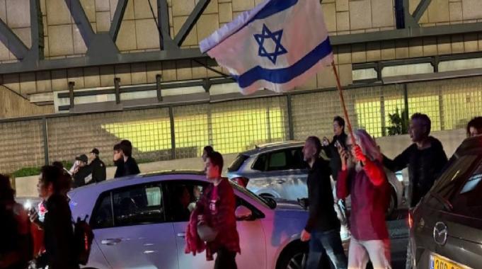 İsraillilerden Netanyahu&#039;ya tepki: İstifası ve erken seçim istendi