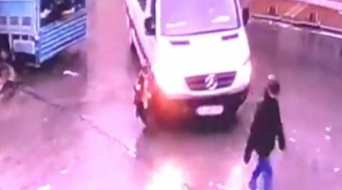 İstanbul Sultangazi'de servis aracının altında kalan çocuk can verdi