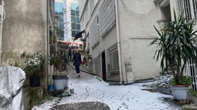 İstanbul'da korkutan yangın: Yaşlı kadın son anda kurtarıldı