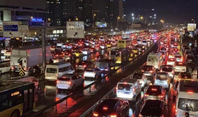 İstanbul'da trafik durma noktasına geldi: Yoğunluk yüzde 90'a ulaştı