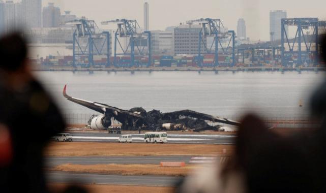 Japonya'daki facianın izleri: Küle dönen yolcu uçağı görüntülendi