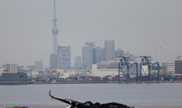 Japonya'daki facianın izleri: Küle dönen yolcu uçağı görüntülendi