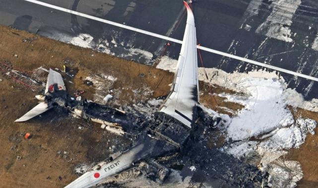 Japonya'daki facianın izleri: Küle dönen yolcu uçağı görüntülendi