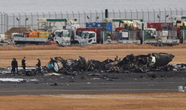 Japonya'daki facianın izleri: Küle dönen yolcu uçağı görüntülendi