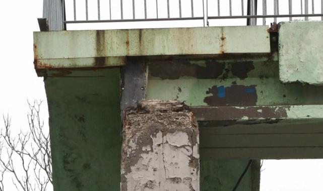 Kartal'da yıkılmaya yüz tutan üst geçit korkutuyor