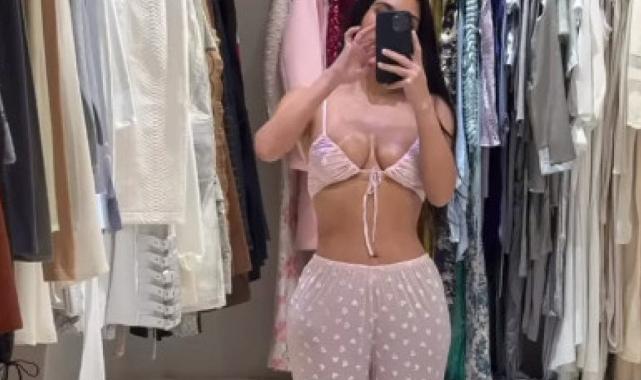 Kim Kardashian eleştirilere inat paylaştı! Sütyeni ve saten geceliğiyle poz verdi