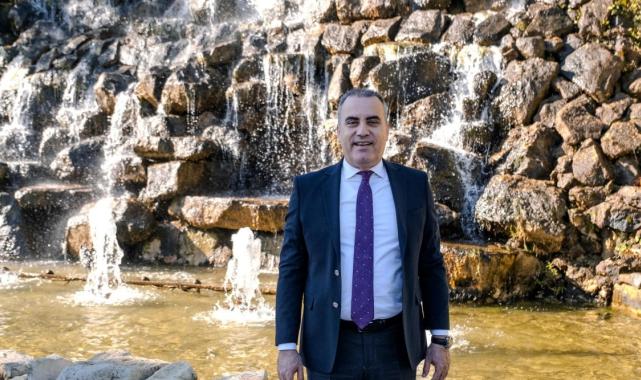 Manavgat’ta ibre Turgay Akar’ı gösteriyor