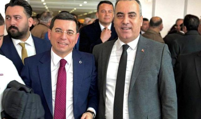 Manavgat’ta ibre Turgay Akar’ı gösteriyor