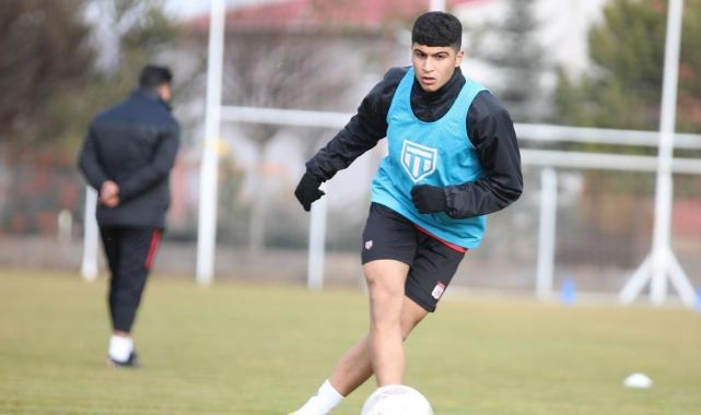 Mecnun Otyakmaz: Yunus Emre için Brentford'la anlaşmaya vardık